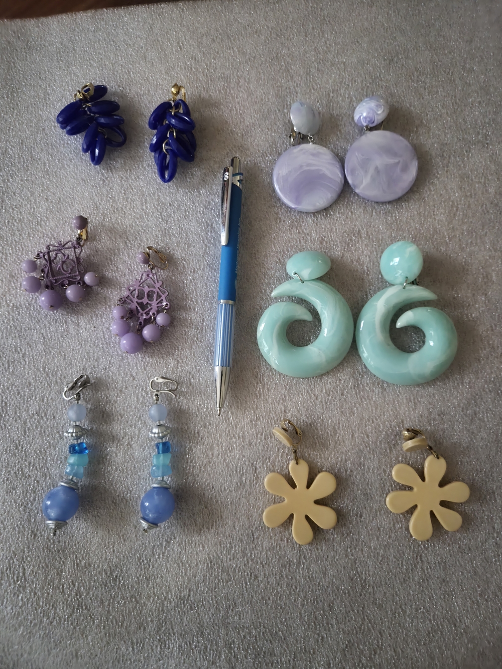 Bundle Deal On 6 Pairs Of Vintage Earrings. All Clip Ons